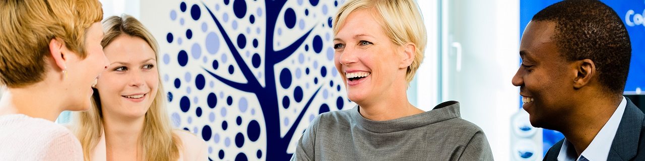 Des collaborateurs s'entretiennent