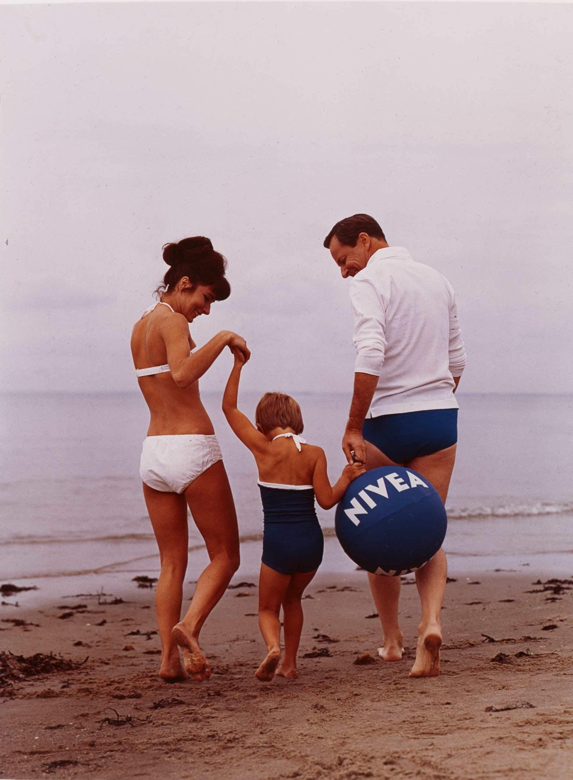 Années 1960: famille avec le ballon NIVEA