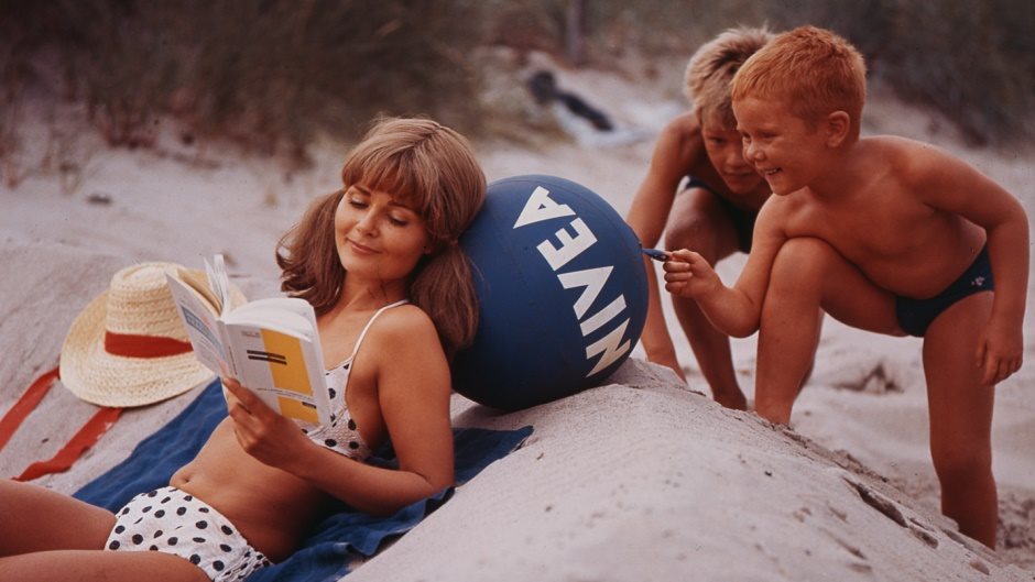 Années 1960: famille avec le ballon NIVEA