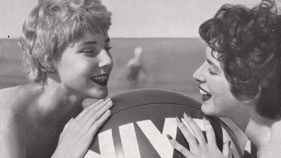 1956: deux femmes sur la plage avec le ballon NIVEA