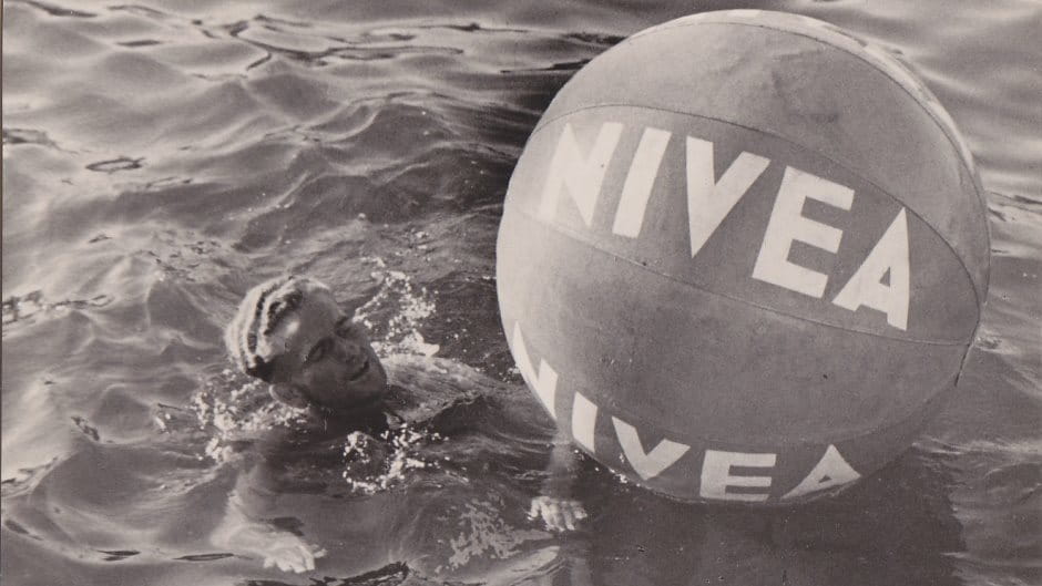 1934: nageur avec le ballon NIVEA